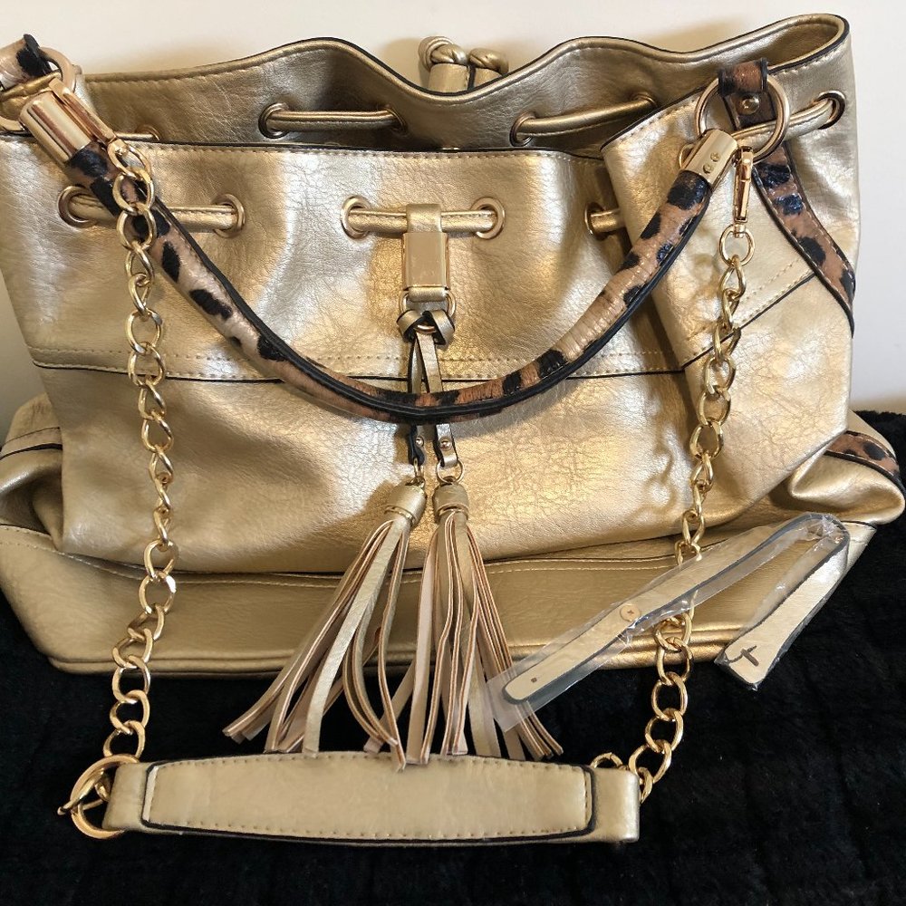 Ladies Handbag / No Brand listed anywhere on it.
